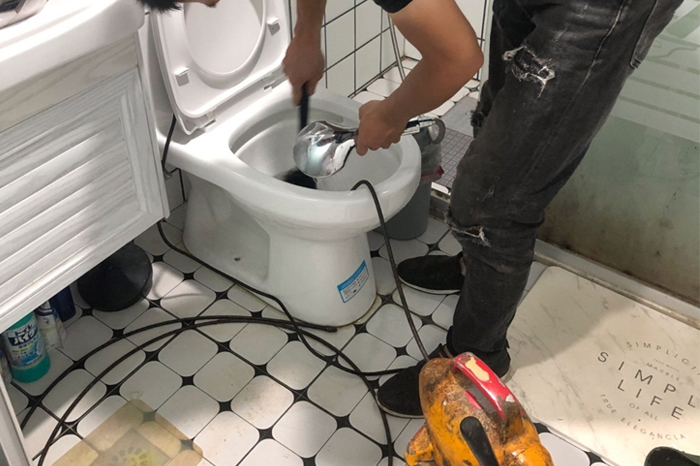 阿拉尔农场疏通下水道