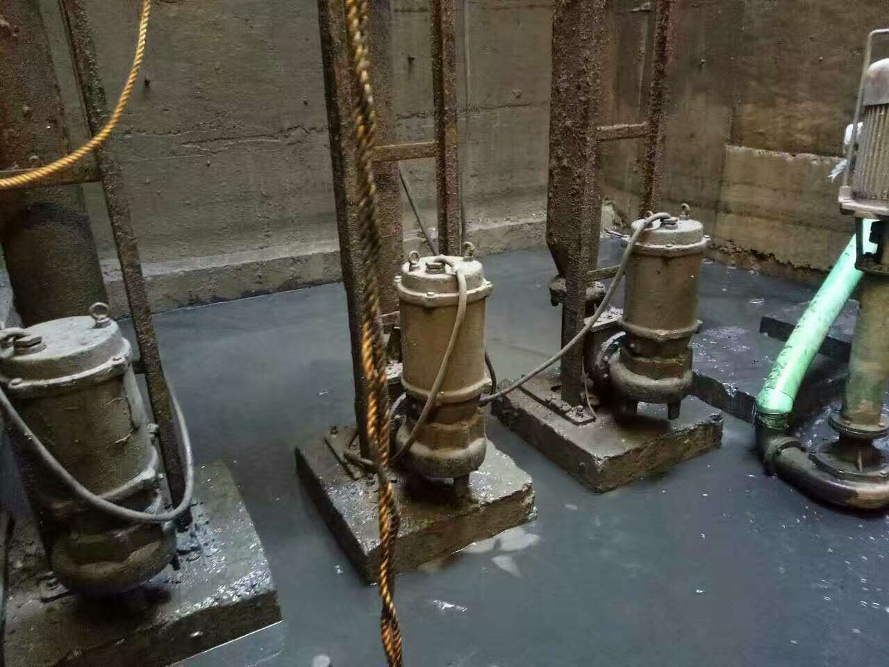 阿拉尔农场污水池清理