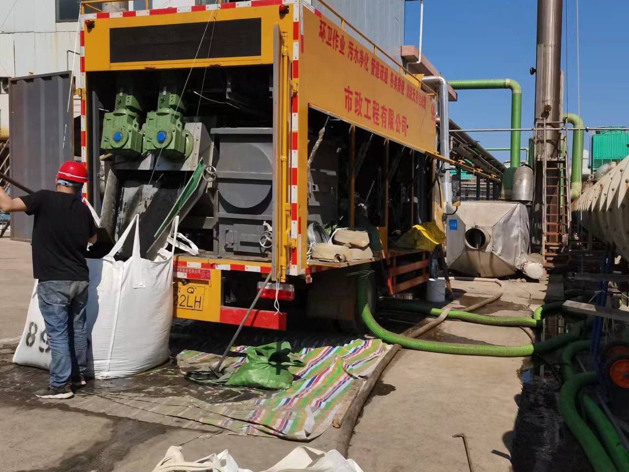 阿拉尔农场淤泥压干处理